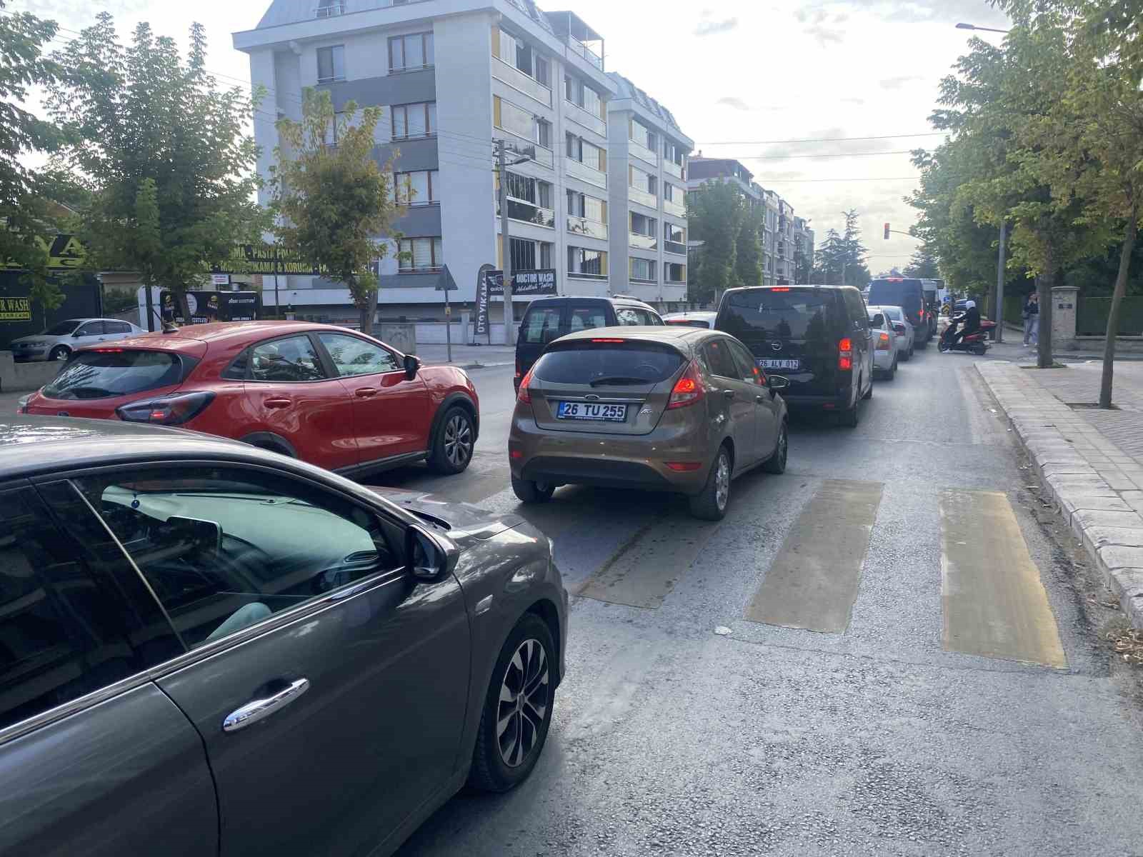 Okulun ilk g&uuml;n&uuml; uzun ara&ccedil; kuyrukları oluştu
