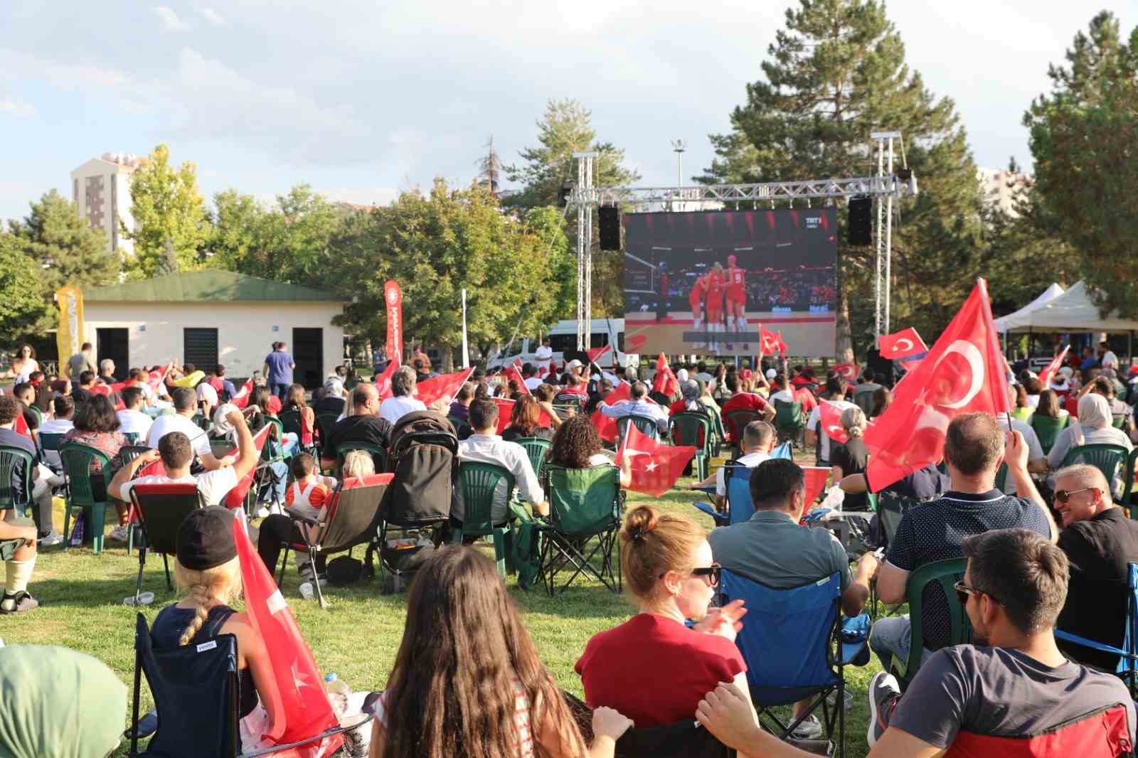 Dev ekranda milli ma&ccedil; heyecanı Kocasinan&rsquo;da yaşandı
