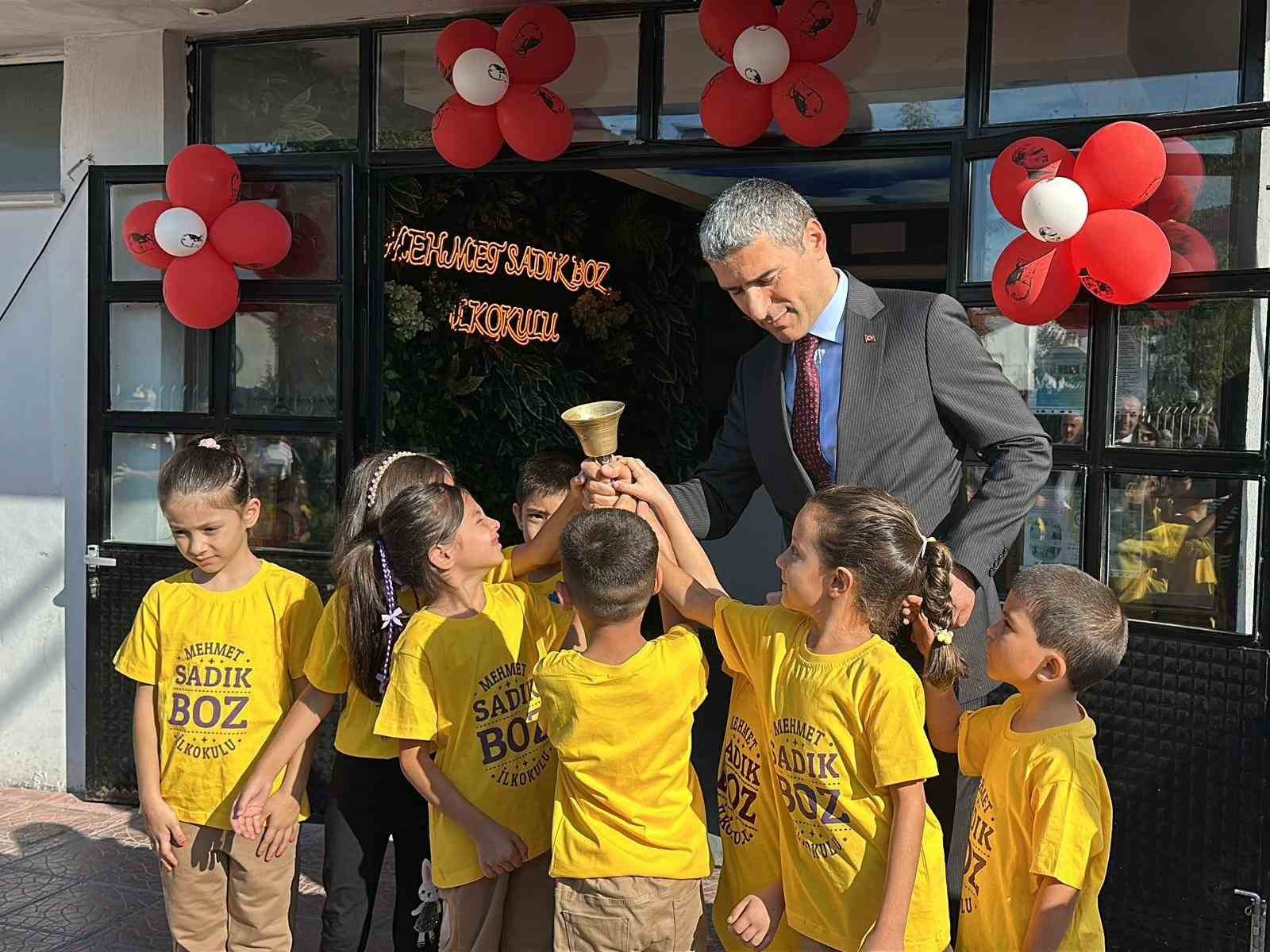 Vali Aktaş, Uşak&rsquo;ta ilk ders zilini &ccedil;aldı
