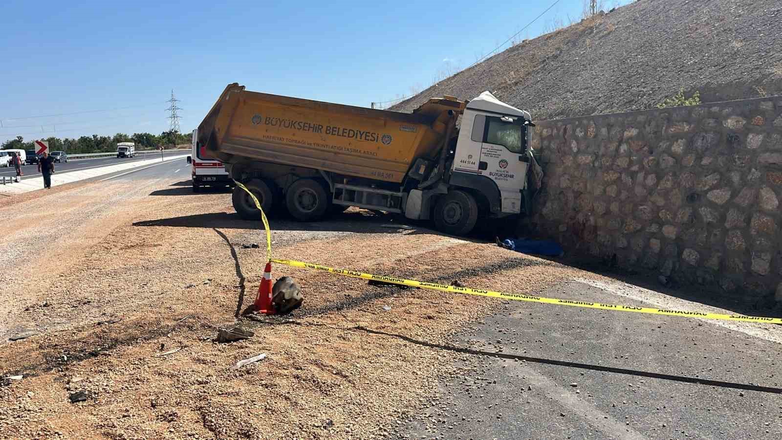 Malatya&rsquo;da kontrolden &ccedil;ıkan hafriyat kamyonu istinat duvarına &ccedil;arptı: 1 &ouml;l&uuml;
