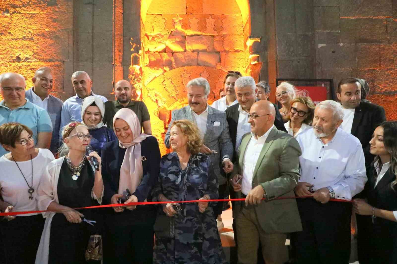 Melikgazi Belediyesi’nin Kumaştan Hikayeler Sergisi unutulmaz anlara tanıklık etti