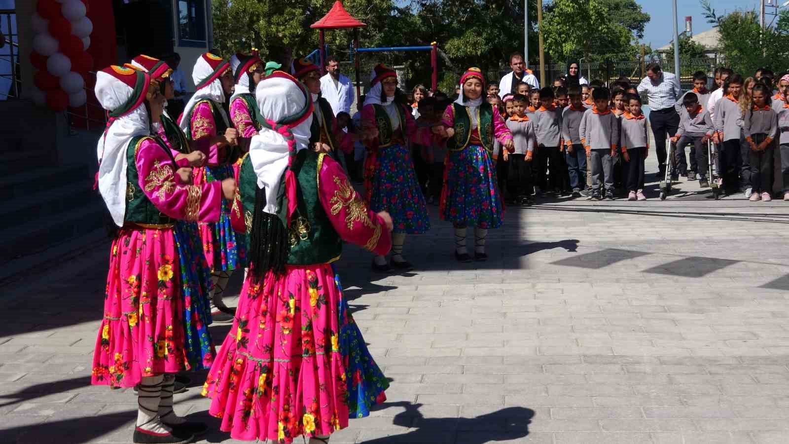 Van&rsquo;da 275 bin 363 &ouml;ğrenci i&ccedil;in ders zili &ccedil;aldı
