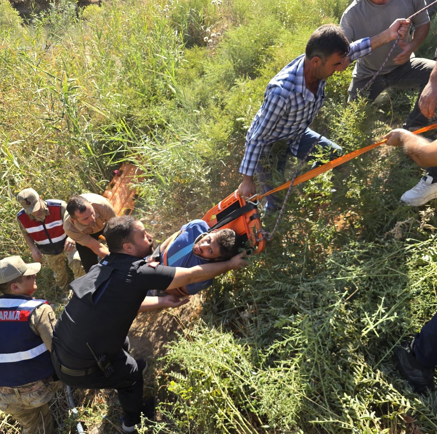 Siirt&rsquo;te &ouml;ğretmenleri taşıyan otomobil dereye u&ccedil;tu: 2 yaralı
