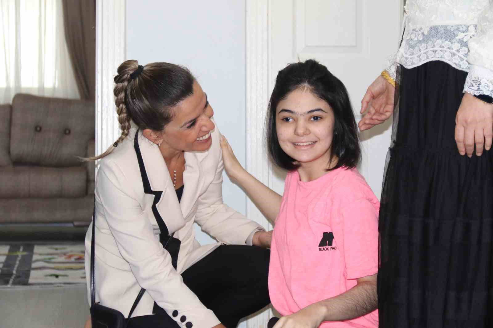 Vali Aksoy&rsquo;dan evde eğitim alan &ouml;zel kardeşlere ziyaret
