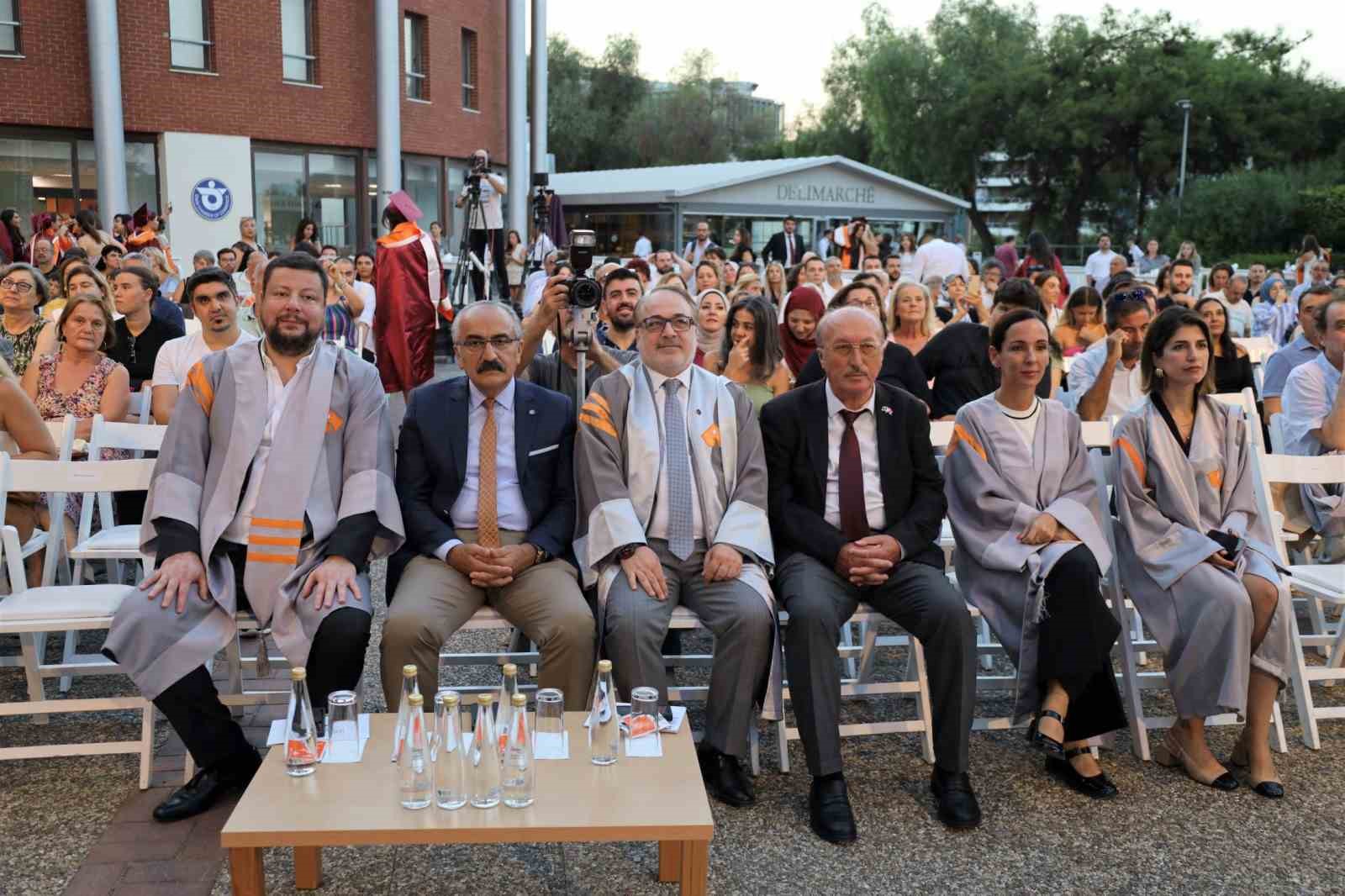 Geleceğin liderleri diplomalarını aldı
