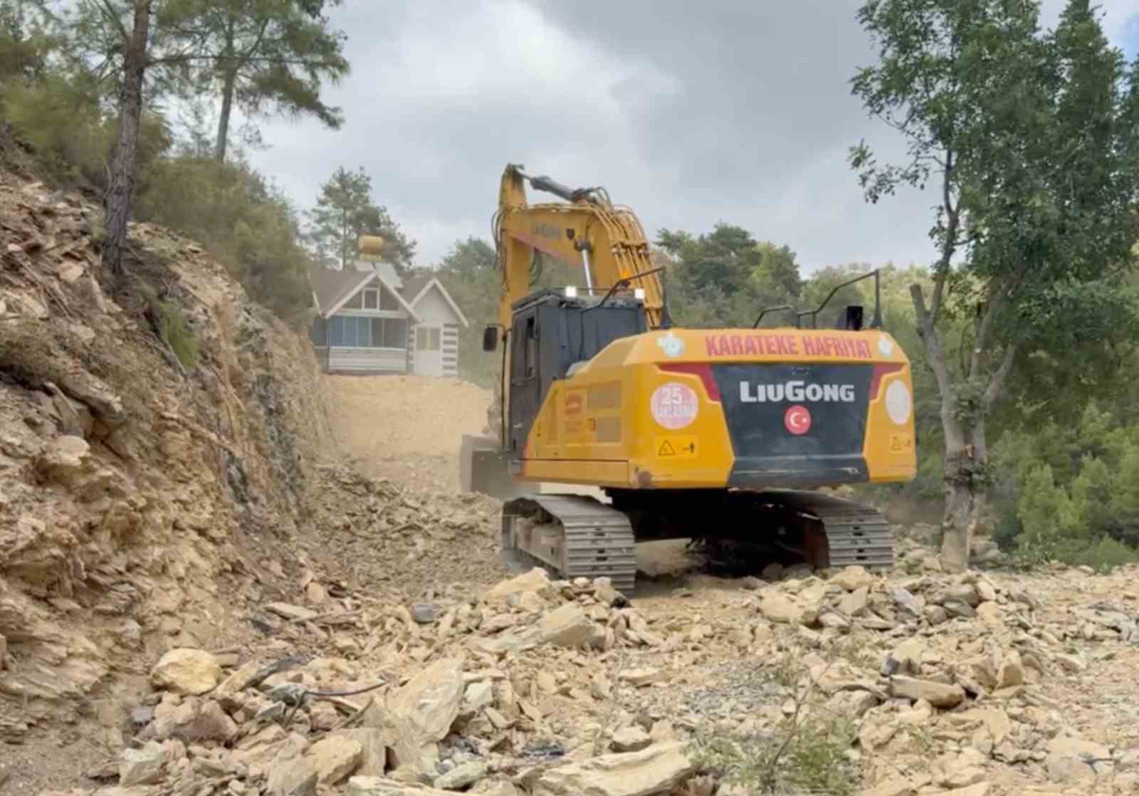 Tonlarca ağırlıkta olan evini eşyalarıyla birlikte rayların üzerinden iş makinesi yardımıyla yürütüp tapulu arazine çekti