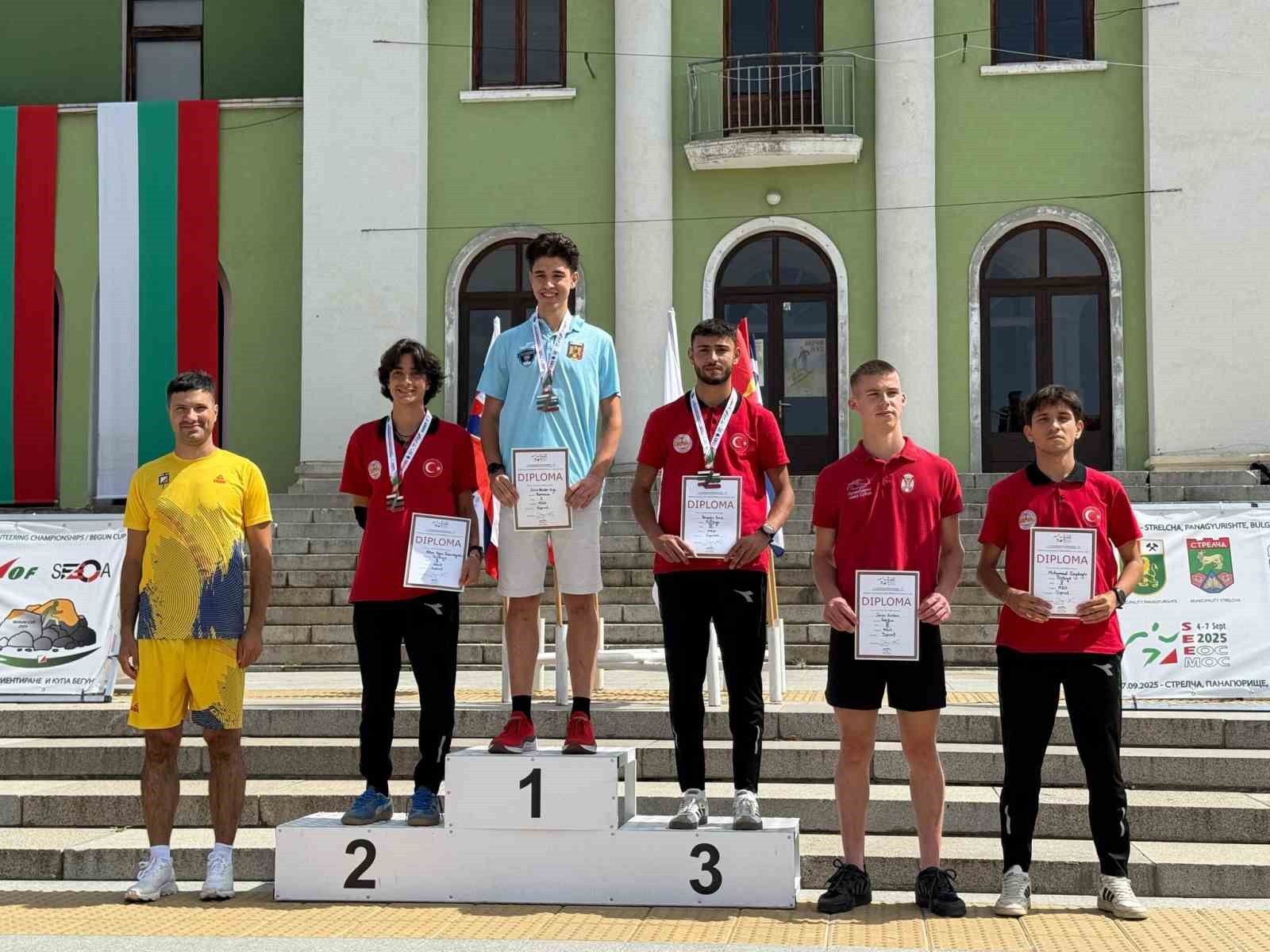 Zorlu parkurlarda m&uuml;cadele ettiler
