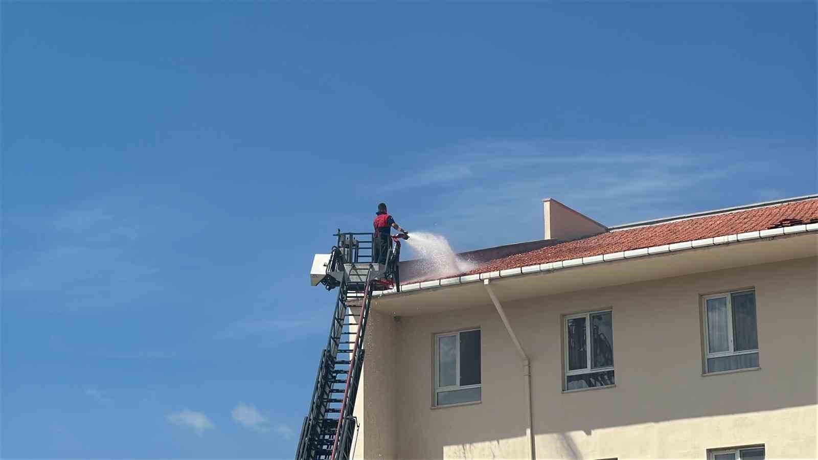 &Ccedil;anakkale&rsquo;de &ccedil;ıkan orman yangını kontrol altına alındı, okullar ve pansiyonlar ucuz kurtuldu
