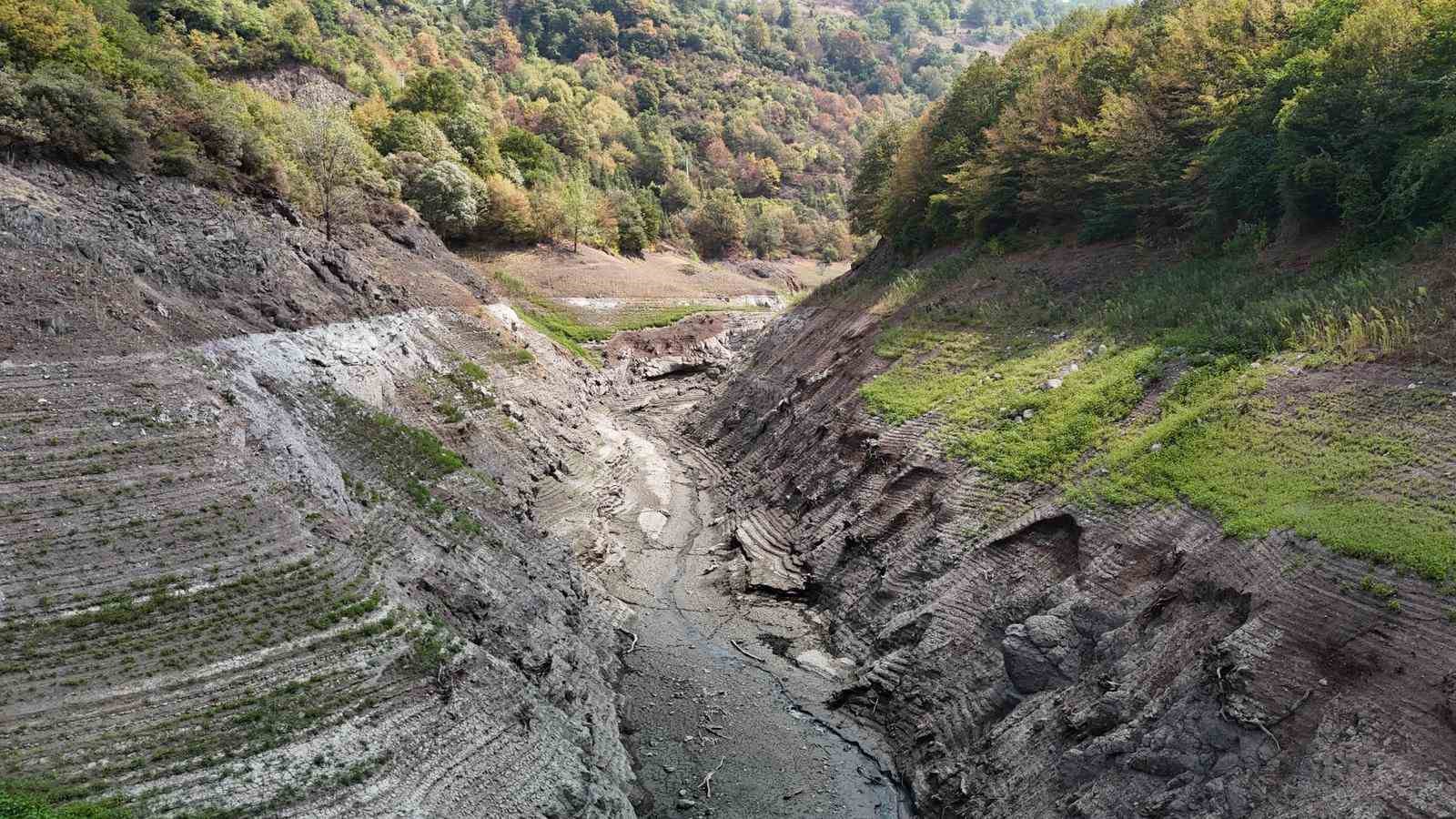 Yuvacık Barajı’nda korkutan seviye: Su seviyesi yüzde 31’e düştü, eski köprü göründü
