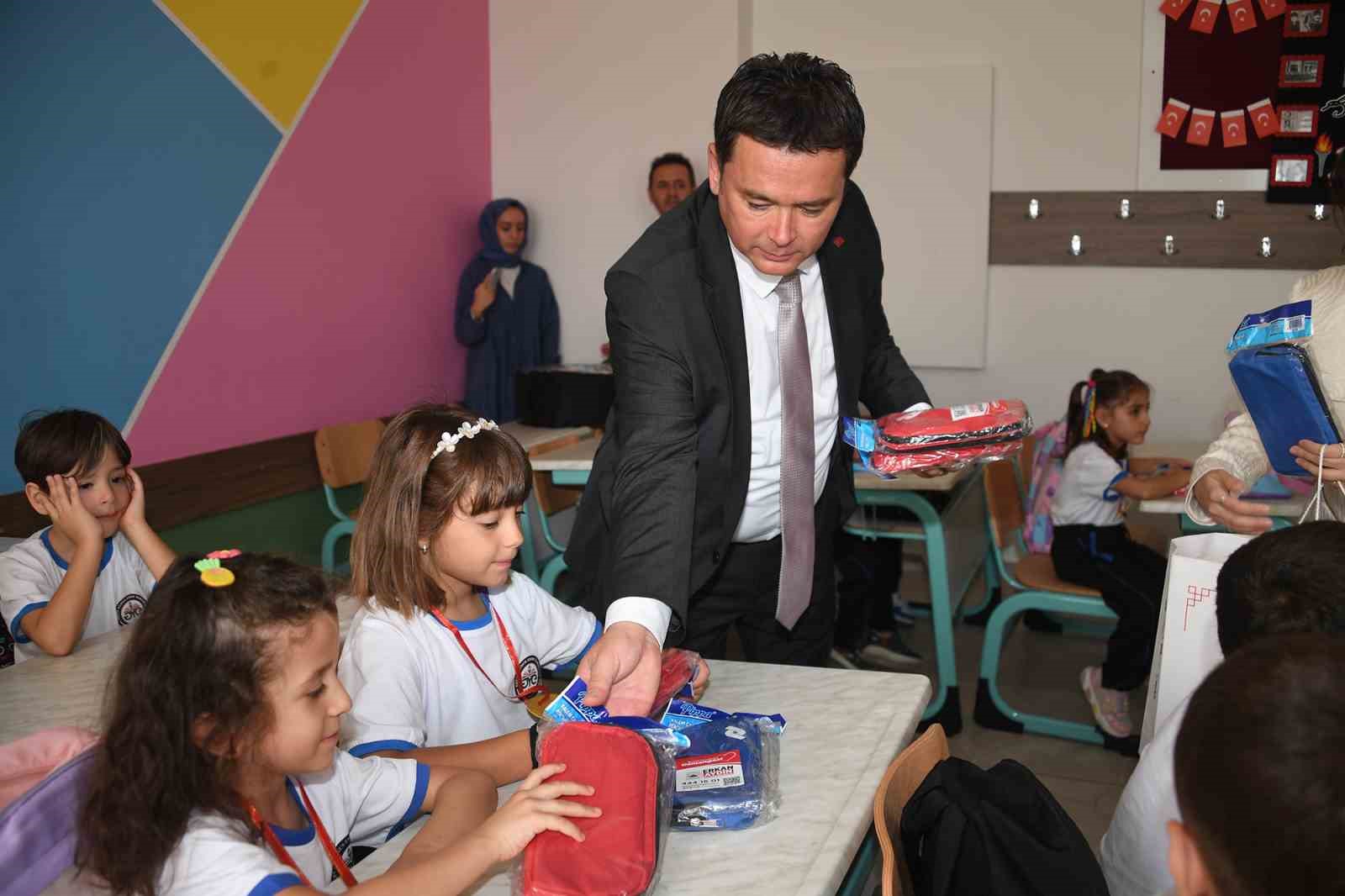 Başkan Erkan Aydın&rsquo;dan &ouml;ğrencilere ilk ders s&uuml;rprizi
