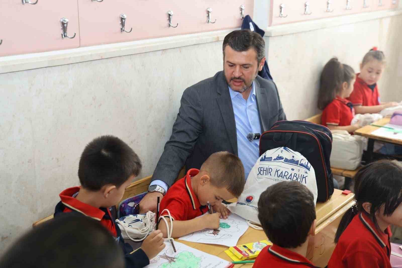 Karabük Belediyesi’nden öğrencilere "okula başlangıç seti" desteği