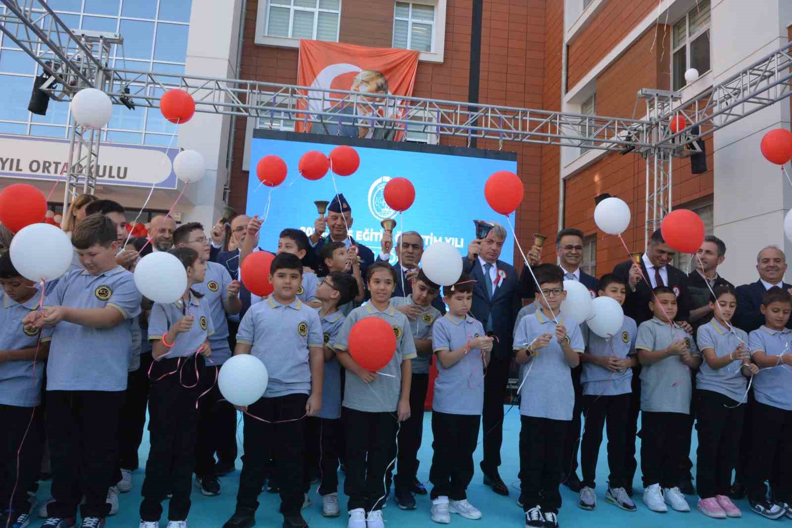 İzmir&rsquo;de yeni eğitim yılı &rsquo;Yeşil Vatanı Korumak&rsquo; temalı ilk dersle başladı
