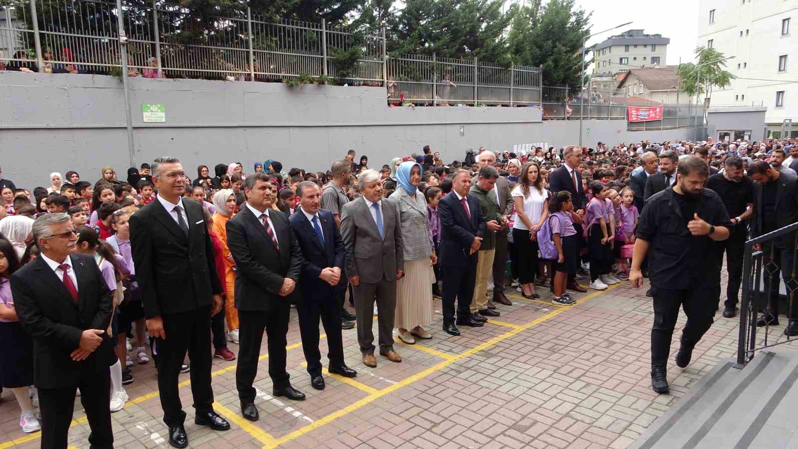 Sultanbeyli genelindeki okullarda 9 bin öğrenciye kırtasiye desteği dağıtıldı