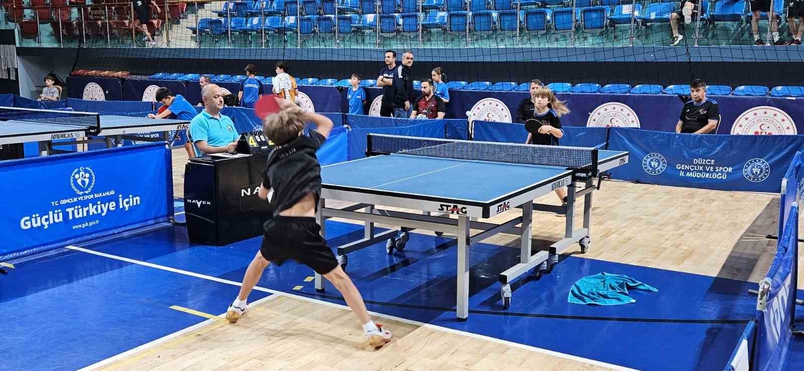 Minik sporcular şampiyon olmak için ter döktü