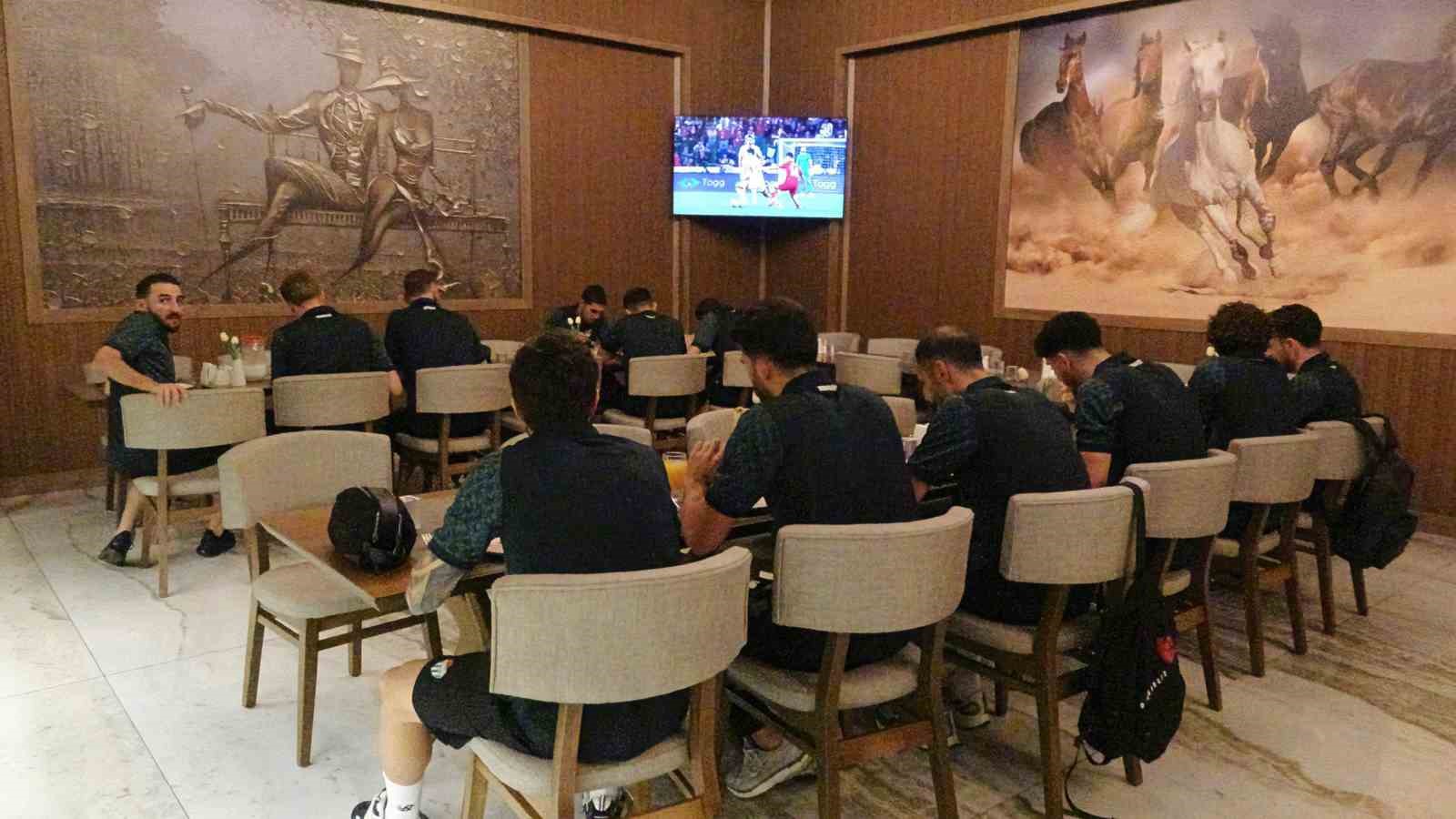 Bursasporlu oyuncular galibiyeti tantuni yiyerek kutladı