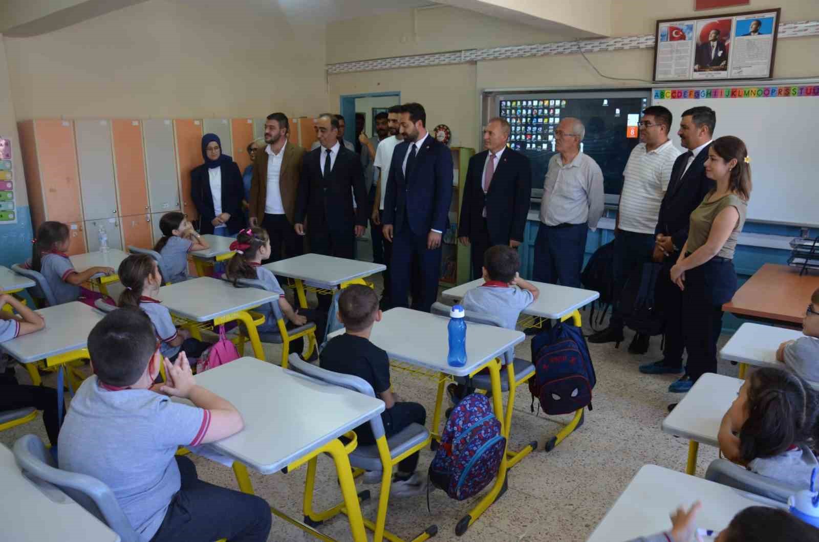 &Ouml;ğrencilere okulun ilk g&uuml;n&uuml;nde &ccedil;anta s&uuml;rprizi
