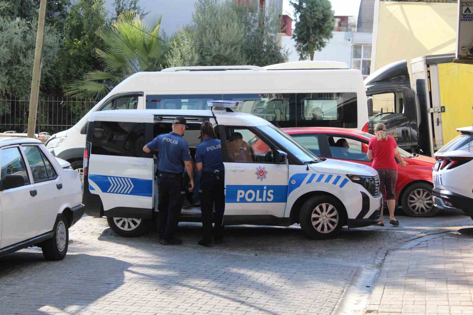 &Ccedil;atıya &ccedil;ıkan şahsı ekipler ikna edip indirdi
