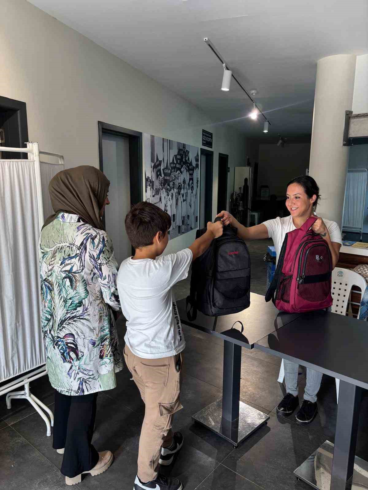 Nil&uuml;fer Belediyesi&rsquo;nden ihtiya&ccedil; sahibi &ouml;ğrencilere kırtasiye desteği
