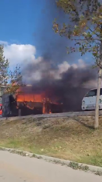 Bursa&rsquo;da midye satışı yapılan kamyonet alev alev yandı
