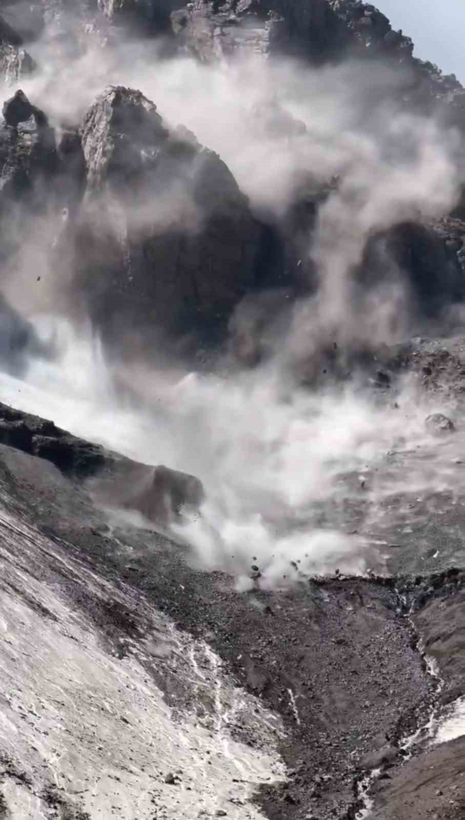 Sıcak hava Ağrı Dağı’nı harekete geçirdi: Kayalar peş peşe düştü
