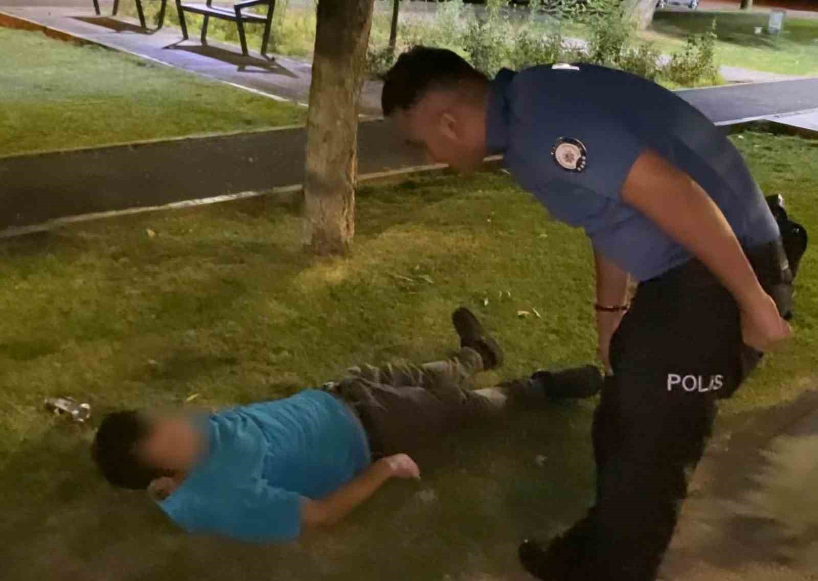 Alkol&uuml;n etkisiyle parkta sızdı, kendisini uyandıran polise "T&uuml;rk polisi şerefimizdir, elini &ouml;pebilir miyim" dedi

