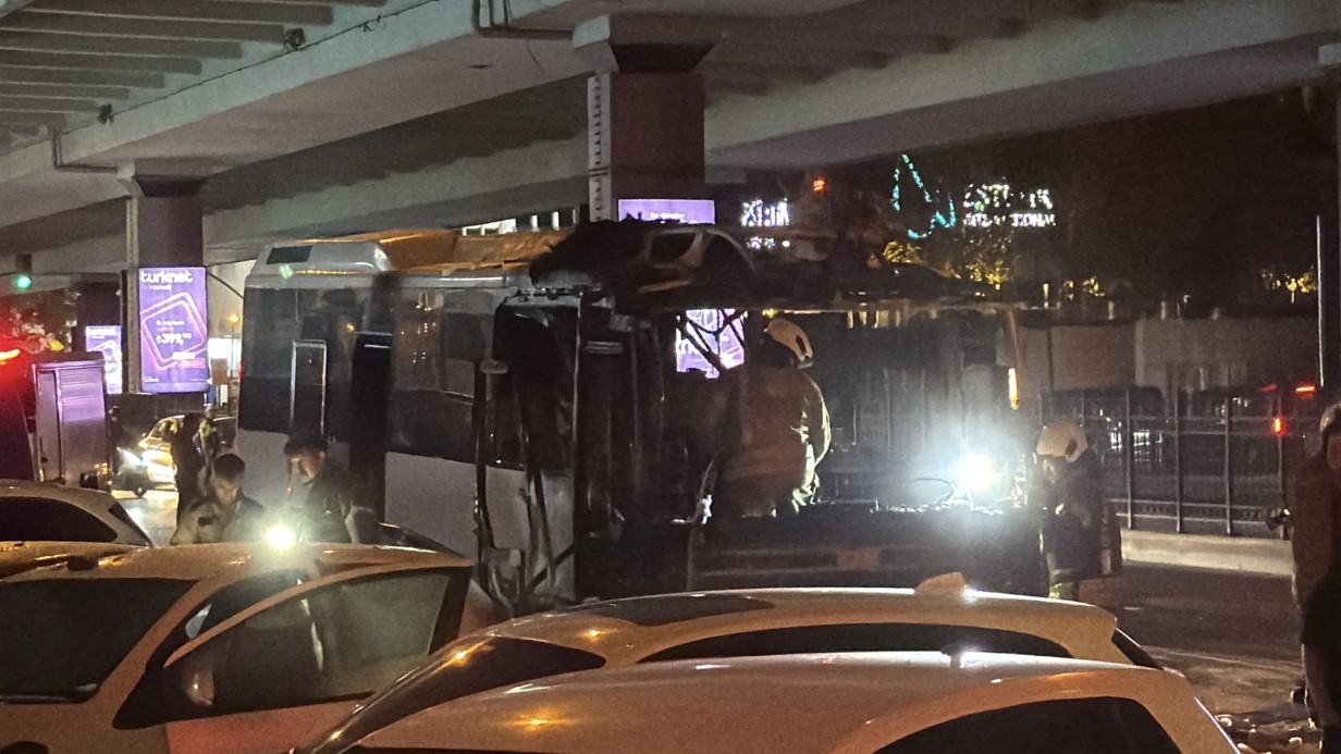 Şişli&rsquo;de turistleri taşıyan tur otob&uuml;s&uuml; alev alev yandı