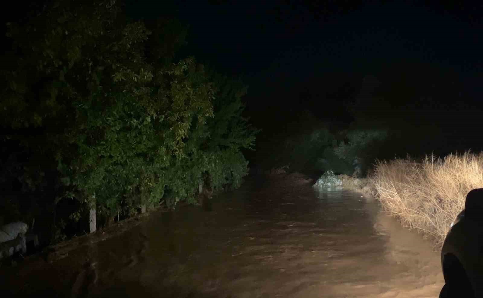 Kırıkkale&rsquo;yi sağanak vurdu: Dereler taştı, ekipler anında m&uuml;dahale etti
