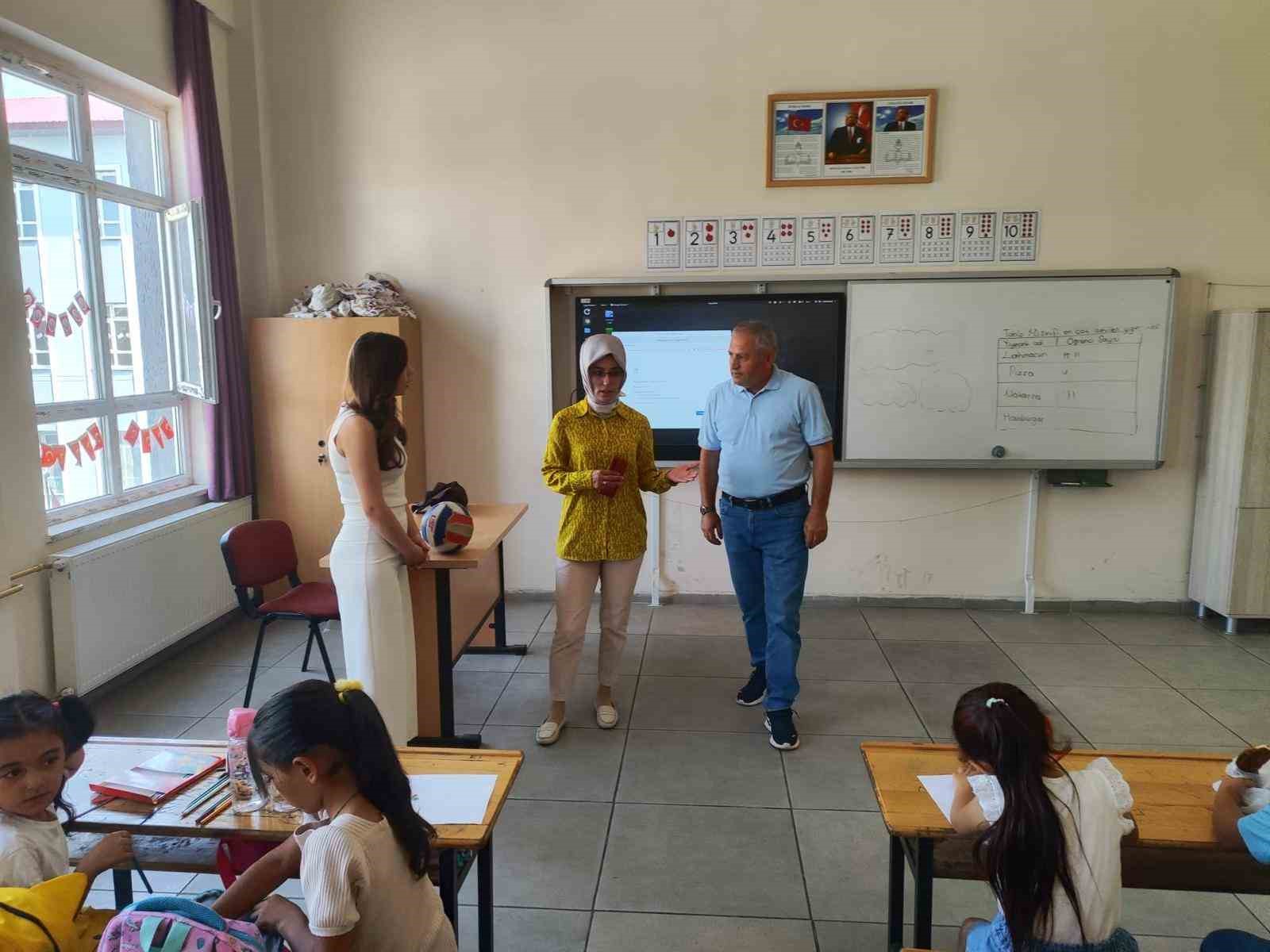 Patnos il&ccedil;e Milli Eğitim M&uuml;d&uuml;r&uuml; Zeynep Oğuz &Ccedil;am&rsquo;dan k&ouml;y okullarına ziyaret
