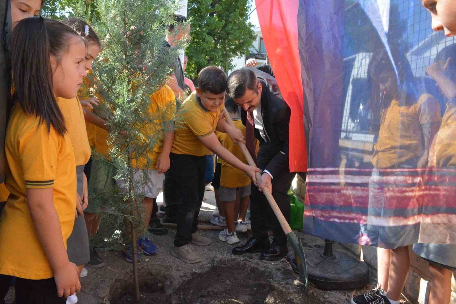 K&ouml;yceğiz&rsquo;de okullar fidan dikim etkinliği ile a&ccedil;ıldı
