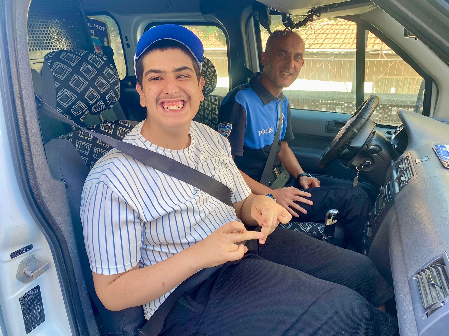 Polislerden &ouml;zel &ccedil;ocuğa unutulmaz s&uuml;rpriz
