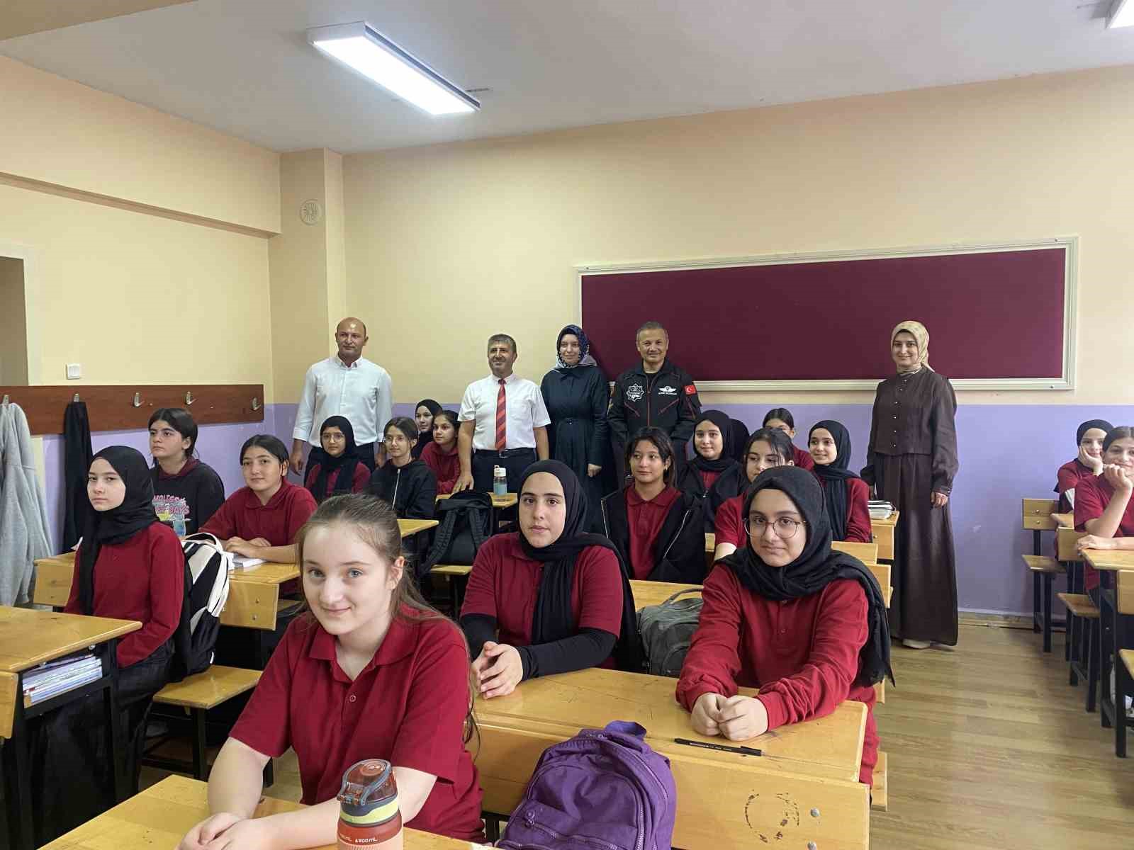 İlk Türk Astronot Alper Gezeravcı öğrencilerle bir araya geldi