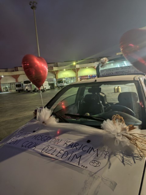 Eşine sürpriz yapan koca işten çıkarıldı: