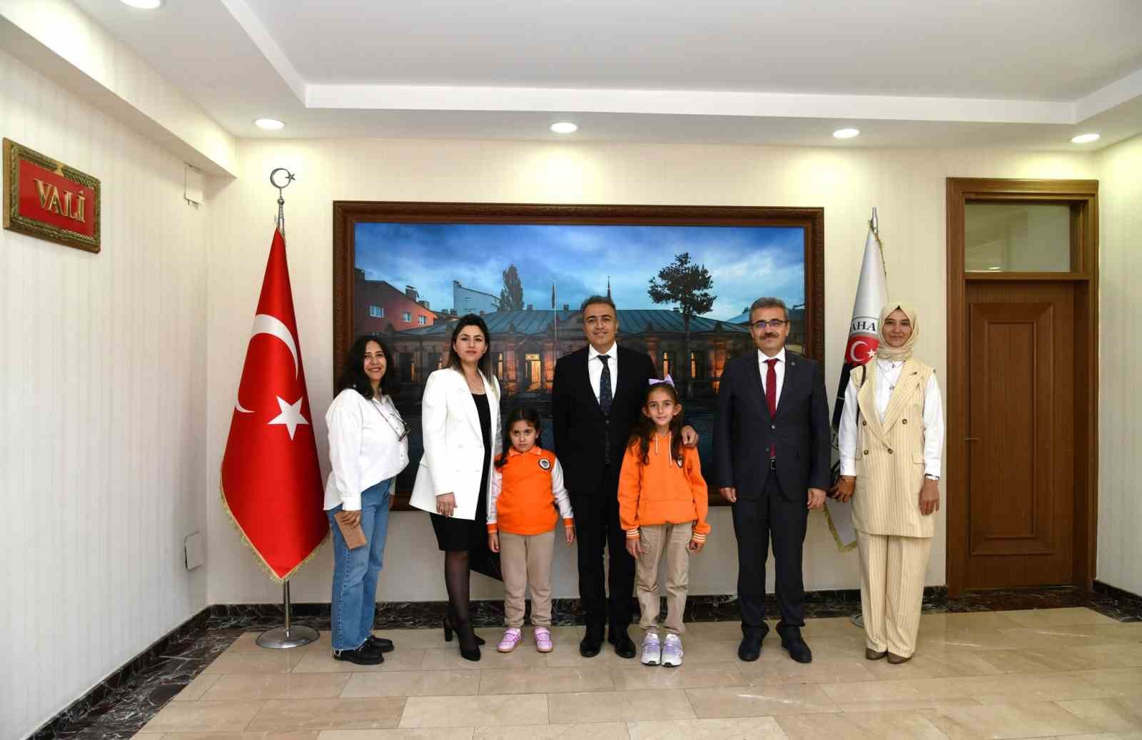 Vali &Ccedil;i&ccedil;ek, İlk&ouml;ğretim Haftasında &ouml;ğrencileri ağırladı
