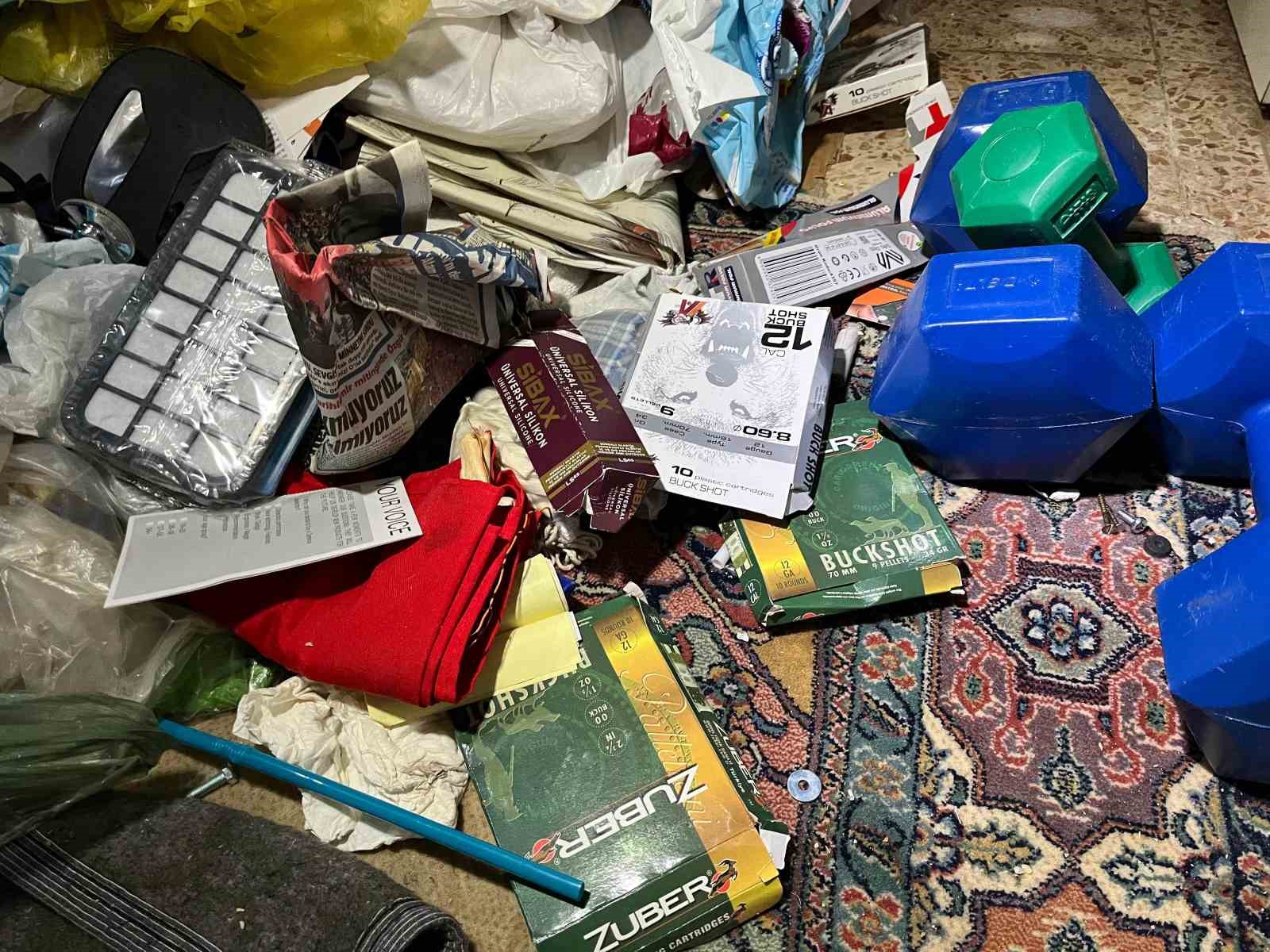 Saldırganın odasında dikkat çeken detay: Tüfek temizleme setleri ve kitaplar
