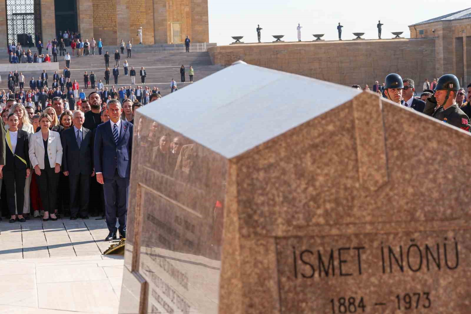 CHP lideri &Ouml;zel, Anıtkabir&rsquo;i ziyaret etti
