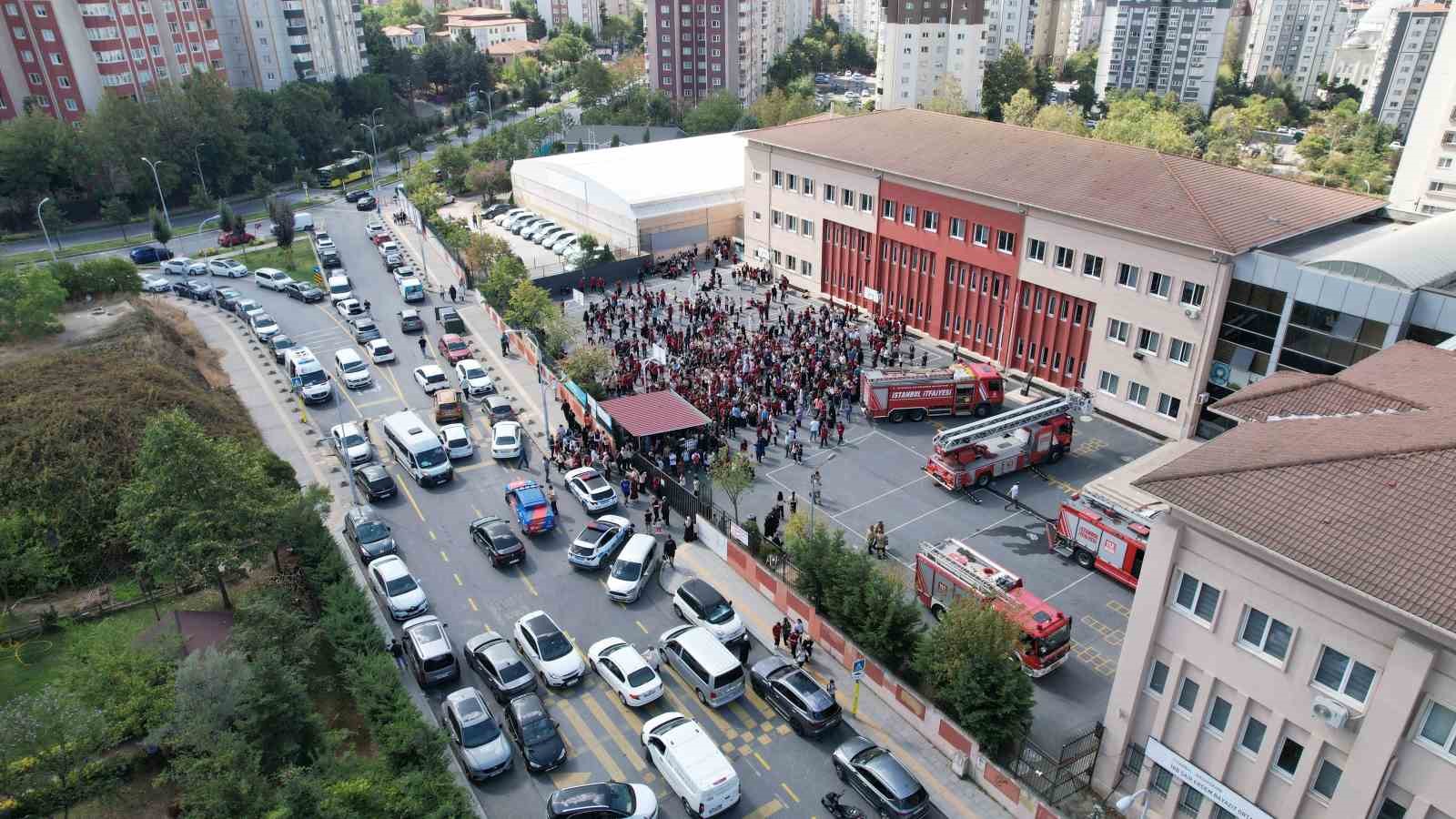 Başakşehir&rsquo;de okul kantininde yangın paniği: &Ouml;ğrenciler tahliye edildi
