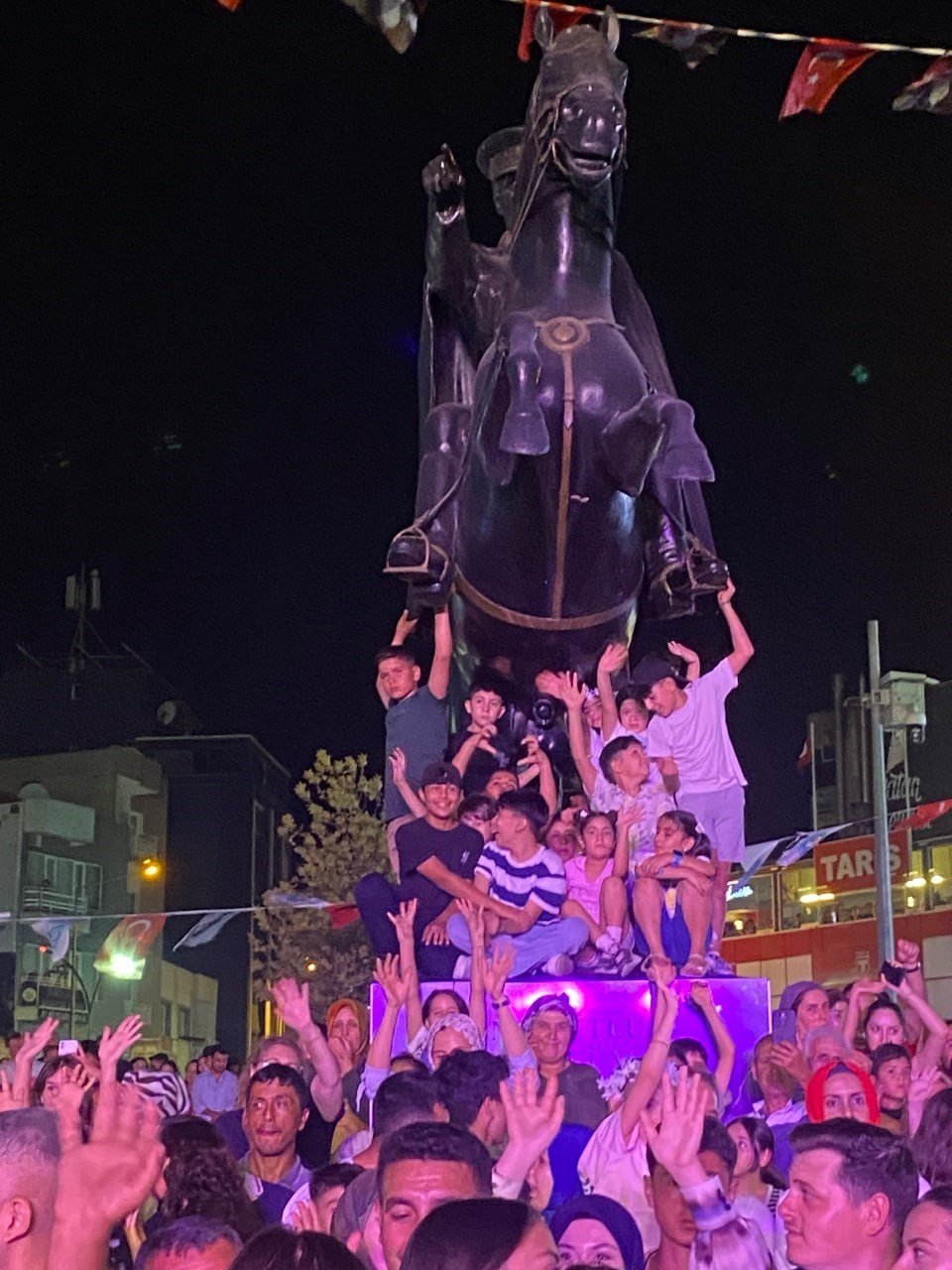 Elektrik arızası ve sağanak, Aleyna Tilki konserini erteledi
