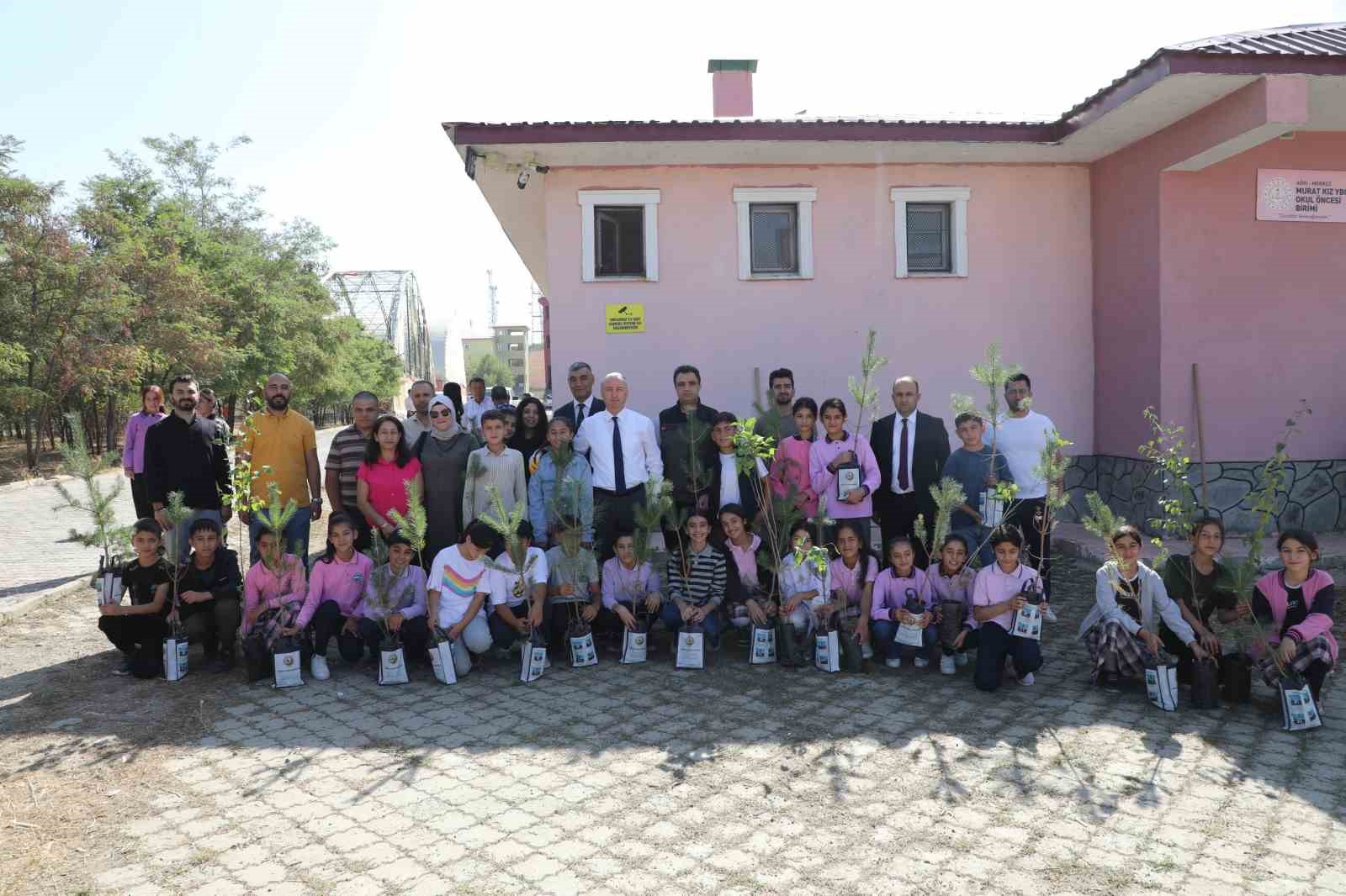 Ağrı Milli Eğitim Müdürü Kökrek, öğrencilerle birlikte ‘Yeşil Vatan’ için fidan dikti
