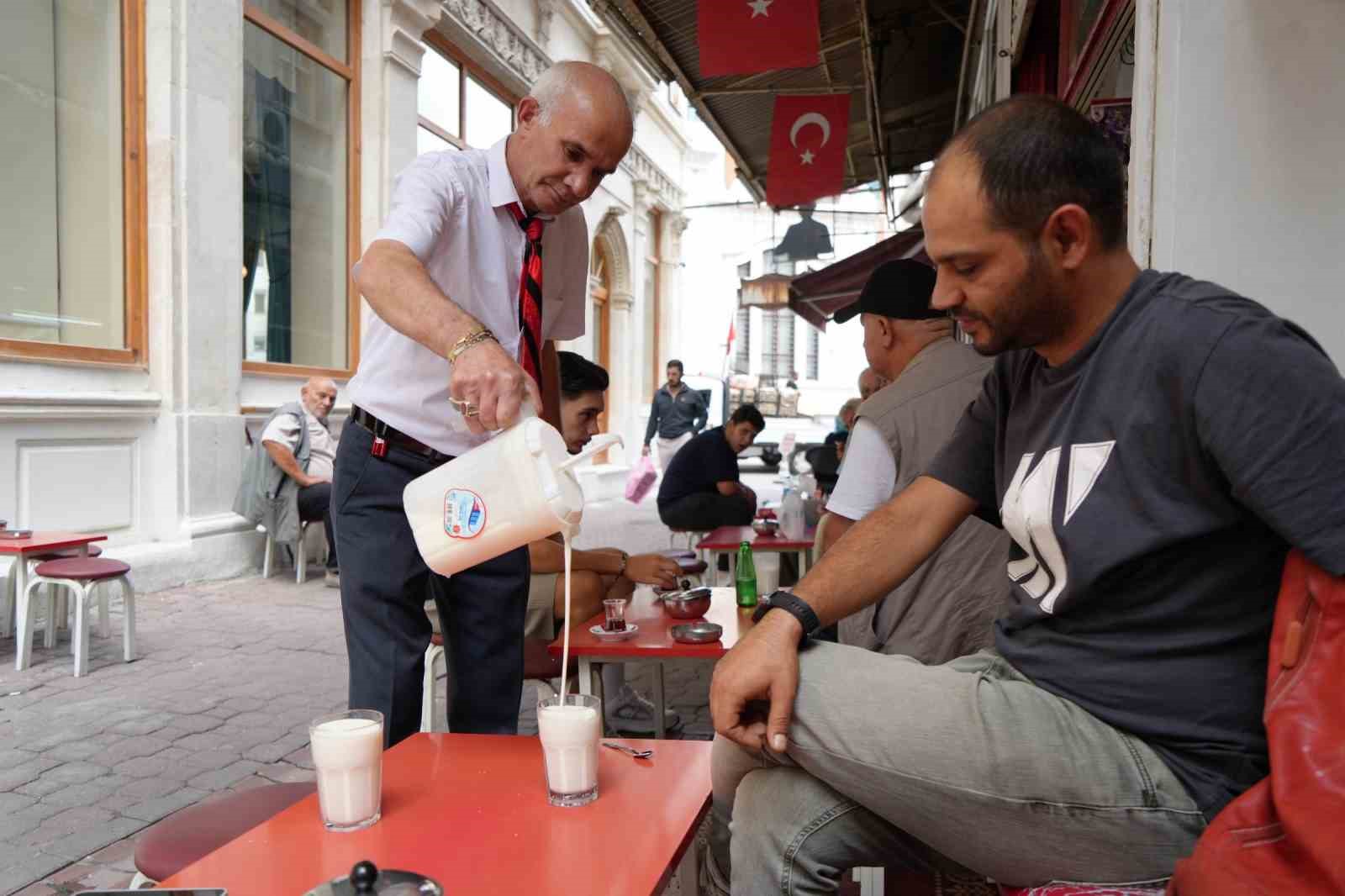 30 yıldır kravatla çay servisi yapıyor