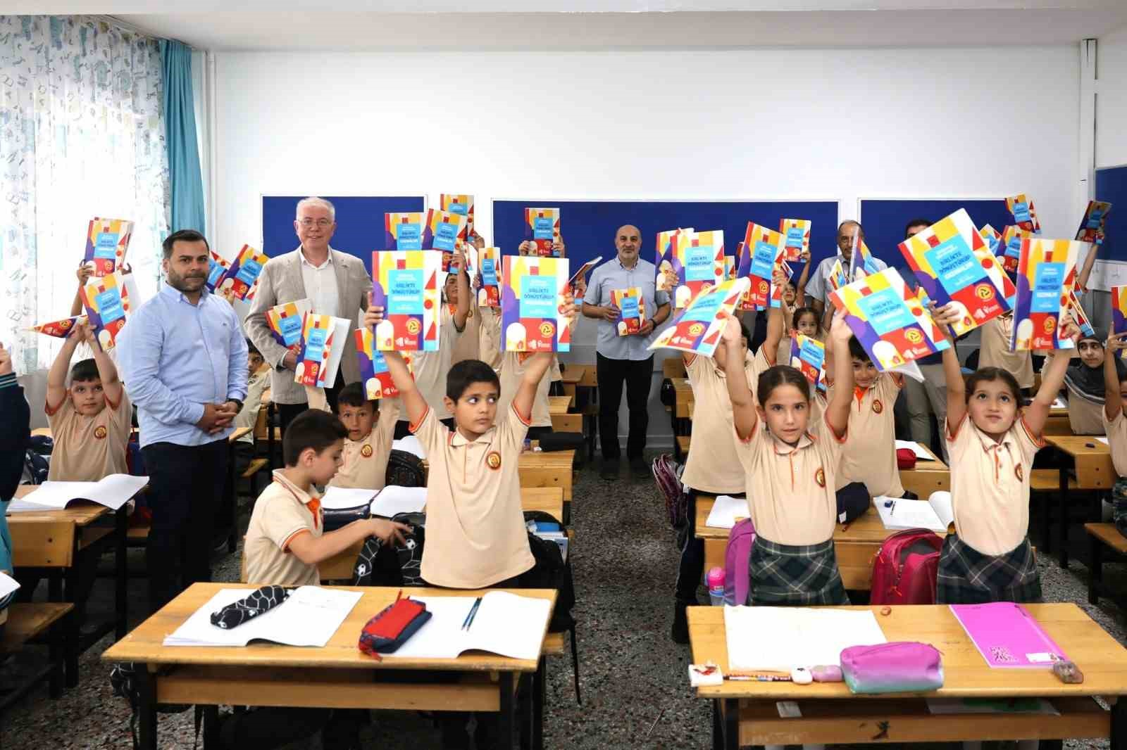 Esenler Belediye Başkanı Göksu’dan eğitime 8 milyon defter ile dev destek