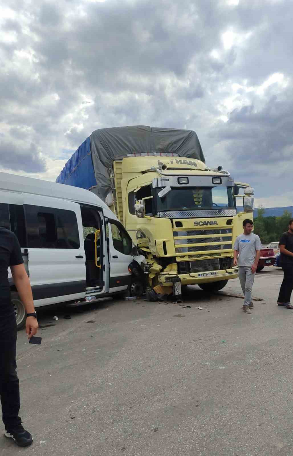 Fındık iş&ccedil;ilerini taşıyan minib&uuml;s ile kamyon &ccedil;arpıştı: 8 yaralı
