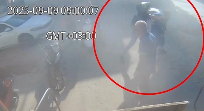 Temizlik g&ouml;revlisinin d&ouml;v&uuml;lmesi kameraya yansıdı
