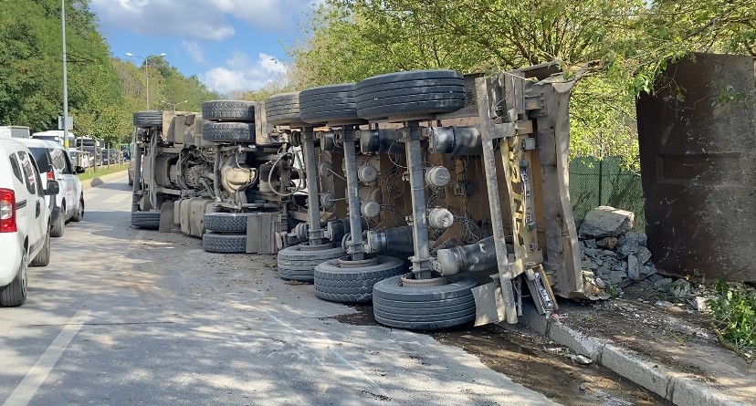 Beykoz&rsquo;da hafriyat kamyonu devrildi: 1 yaralı
