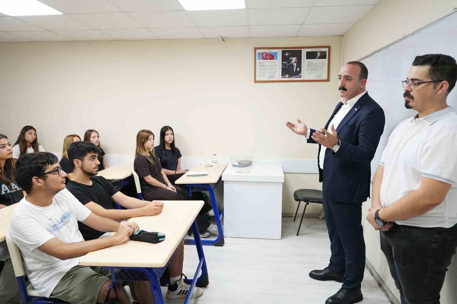 Başkan Kotan, et&uuml;t merkezinde gen&ccedil;lerle buluştu
