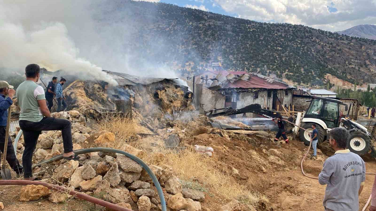 Malatya’da ahır yangını: 10 büyükbaş hayvan telef oldu