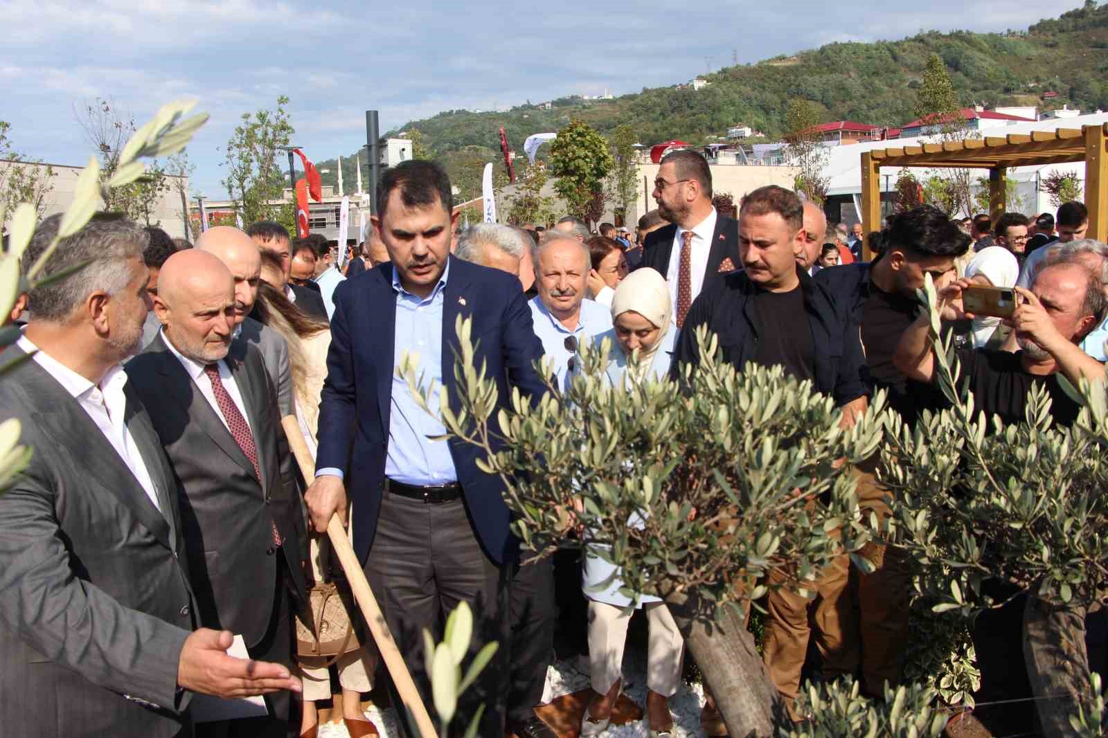 Bakan Murat Kurum: "Onlar kendi iç çekişmelerine devam etsinler, biz milletimizin duasını almaya devam edeceğiz"
