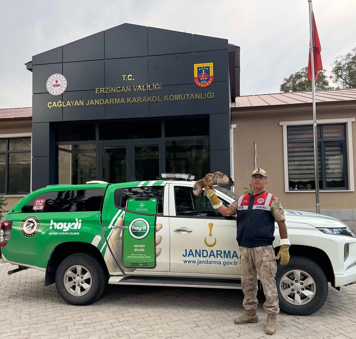 Yaralı Şahin’e jandarmadan şefkat eli
