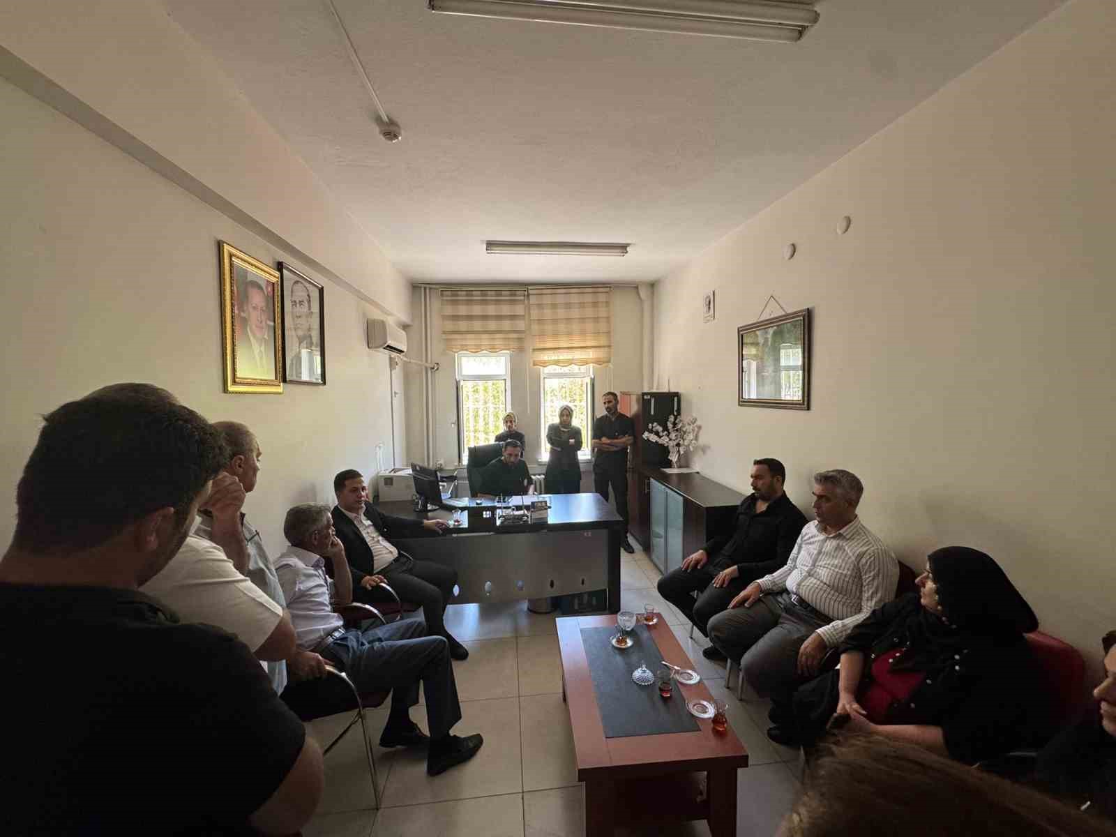 Hak-İş Diyarbakır İl Başkanı ve Öz Sağlık İş Şube Başkanı Aküzüm, üyeleriyle bir araya geldi