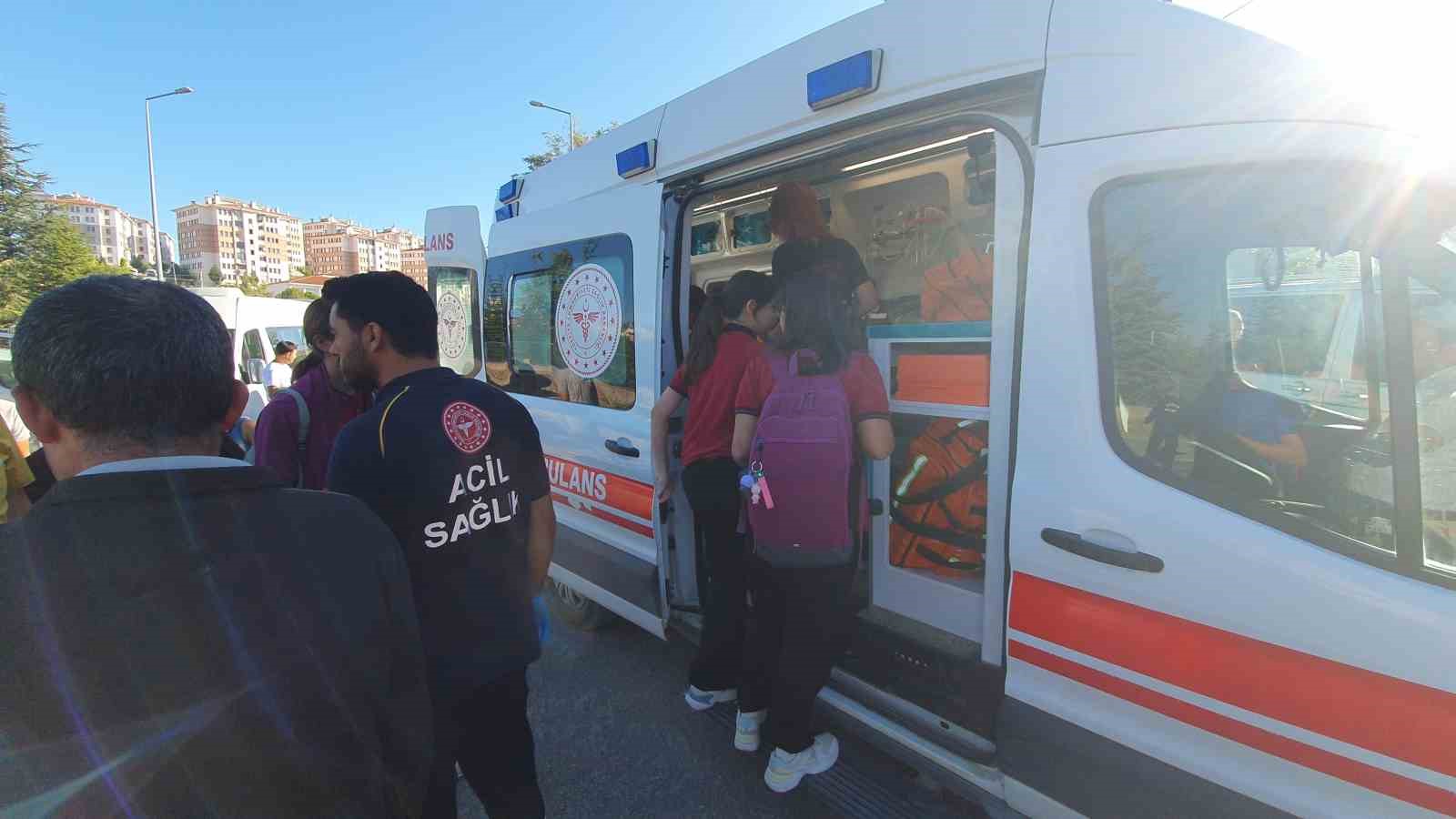 Çocukları taşıyan servis kazaya karıştı, veliler hastaneye koştu