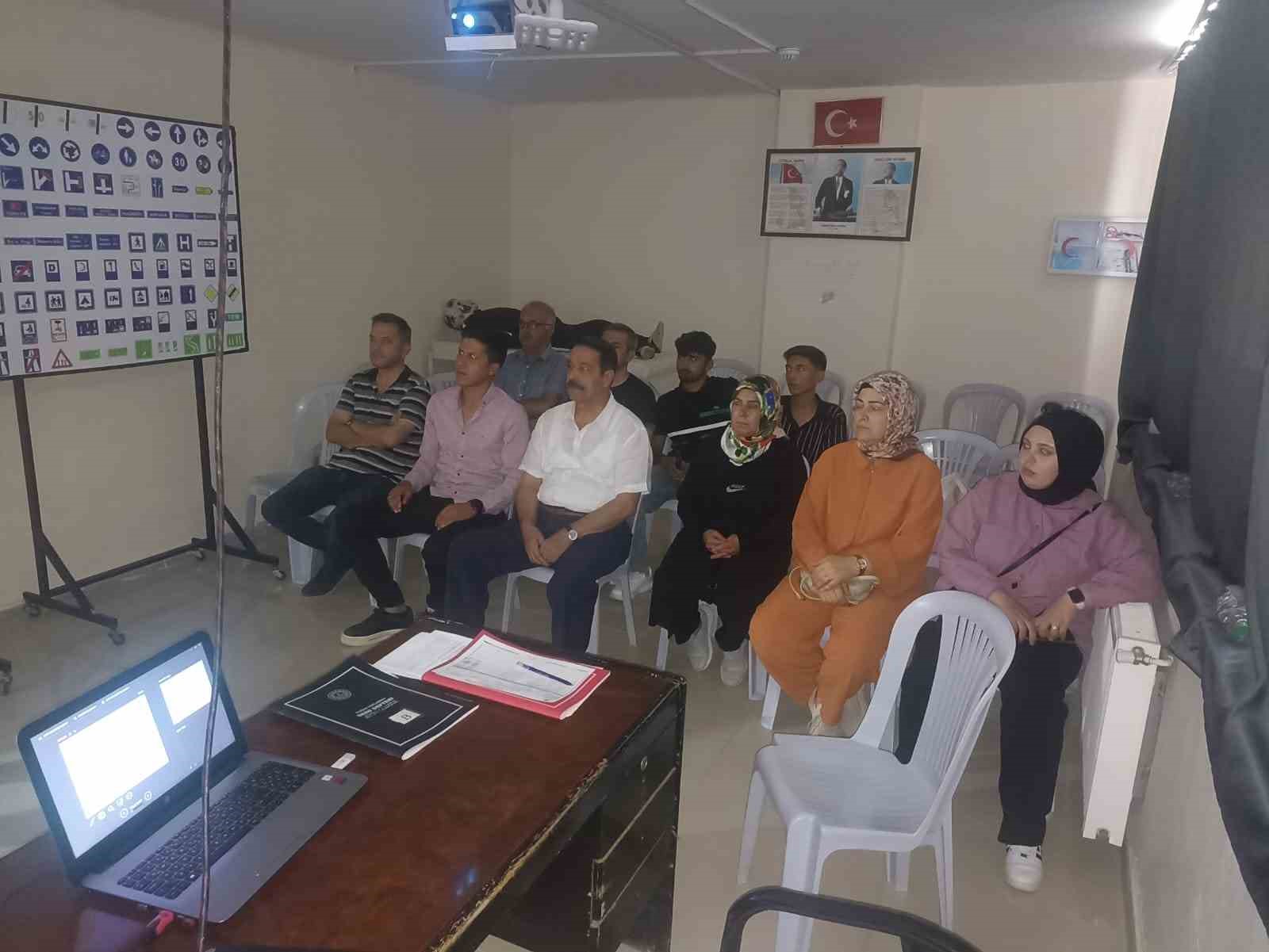 Darende İtfaiyesinden s&uuml;r&uuml;c&uuml; kursunda yangın eğitimi
